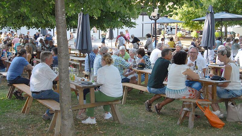Unter den Schatten spendenden Bäumen und Schirmen ließ es sich auch in der Sommerhitze auf dem Casteller Weinfest gut aushalten. Am kommnenden Wochenende geht das Weinfest in seine zweite Runde. Unter den Schatten spendenden Bäumen und Schirmen ließ es sich auch in der Sommerhitze auf dem Casteller Weinfest gut aushalten. Am kommnenden Wochenende geht das Weinfest in seine zweite Runde.