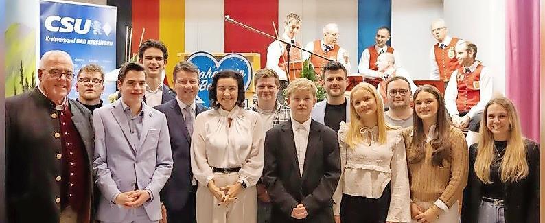 Von hinten nach vorne, von links nach rechts: Julian Wittek, Julian Engelhardt, Fabian Krapf, Christoph Rustler, Manfred Reu&szlig; (CSU Ortsvorsitzender Oerlenbach), Robin Kuhn, Sandro Kirchner, Dorothee B&auml;r, Jannik Christ, Laura H&ouml;rtler, Katharina Wol...