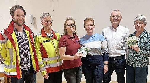Die Helfer vor Ort und das Büchereiteam Ramsthal freuten sich über die Spende des Fidelia-Vereins. Von links Alexander Back, Marcus Holleber, Ilona Gößmann-Schmitt (alle HvO), Petra Kraus (Schatzmeisterin Fidelia), Martin Thürmer (Vors. Fidelia) u... Die Helfer vor Ort und das Büchereiteam Ramsthal freuten sich über die Spende des Fidelia-Vereins. Von links Alexander Back, Marcus Holleber, Ilona Gößmann-Schmitt (alle HvO), Petra Kraus (Schatzmeisterin Fidelia), Martin Thürmer (Vors. Fidelia) u...