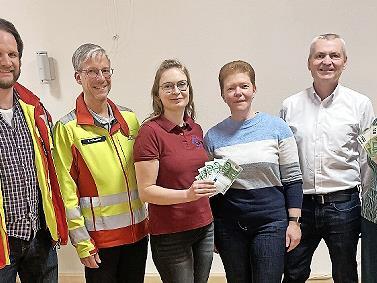 Die Helfer vor Ort und das B&uuml;chereiteam Ramsthal freuten sich &uuml;ber die Spende des Fidelia-Vereins. Von links Alexander Back, Marcus Holleber, Ilona G&ouml;&szlig;mann-Schmitt (alle HvO), Petra Kraus (Schatzmeisterin Fidelia), Martin Th&uuml;rmer (Vors. Fidelia) u...