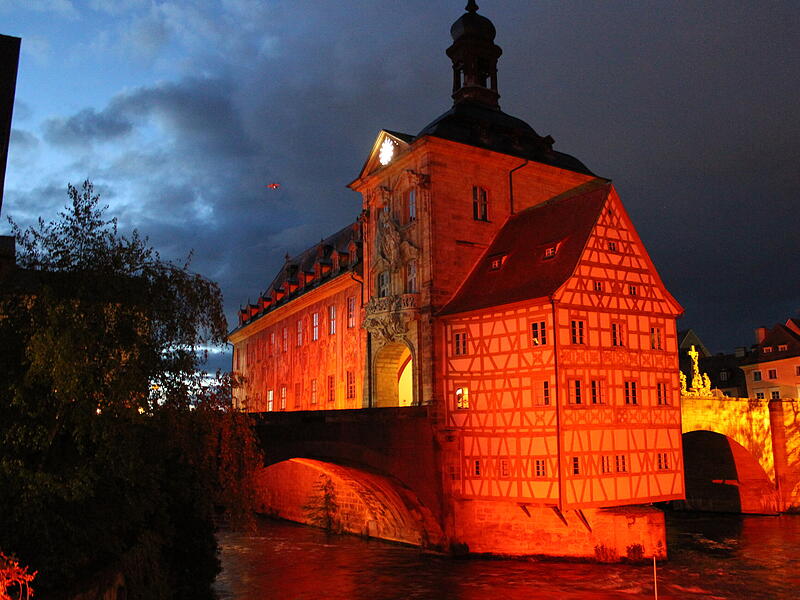 Zuletzt leuchtete das Alte Rathaus in Bamberg vor f&uuml;nf Jahren zur Play-off-Zeit in Rot.