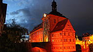 Zuletzt leuchtete das Alte Rathaus in Bamberg vor f&uuml;nf Jahren zur Play-off-Zeit in Rot.