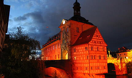 Zuletzt leuchtete das Alte Rathaus in Bamberg vor f&uuml;nf Jahren zur Play-off-Zeit in Rot.