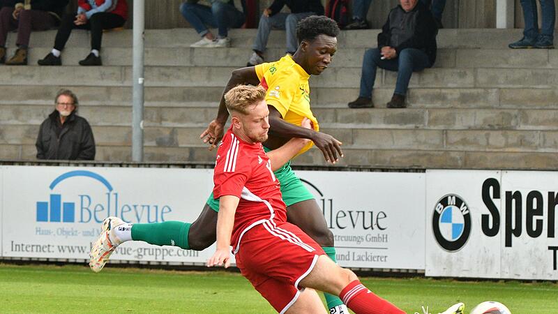 Sayko Trawally (hinten), hier im Zweikampf mit dem Lichtenfelser Hannes Reichel, zog sich am vergangenen Wochenende einen Wadenbeinbruch zu und f&auml;llt lange aus.