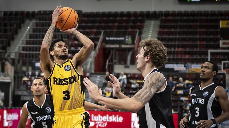 Riesen-Neuzugang Prentiss Hubb (links)  hat in der Vorbereitung zun&auml;chst nur einen Probevertrag erhalten, sich aber mit starken Leistungen ins Ludwigsburger Team gespielt.