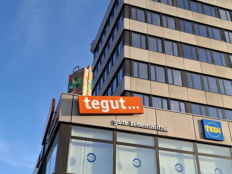 Tegut-Logo in der Ludwigsstra&szlig;e am Bamberger Bahnhof
