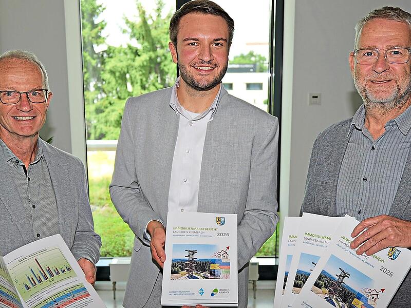 Manfred M&uuml;ller (links) und Andreas Sch&uuml;lein (rechts) vom Gutachterausschuss zusammen mit Landrat Jonas Gleich.Bj&ouml;rn Karnst&auml;dt