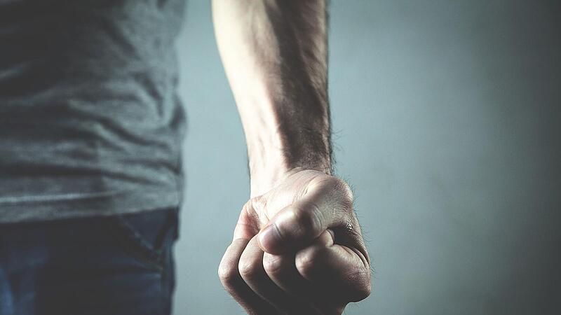 Angriff in Forchheim: Unbekannter schlägt Mann (32) Angriff in Forchheim: Unbekannter schlägt Mann (32)