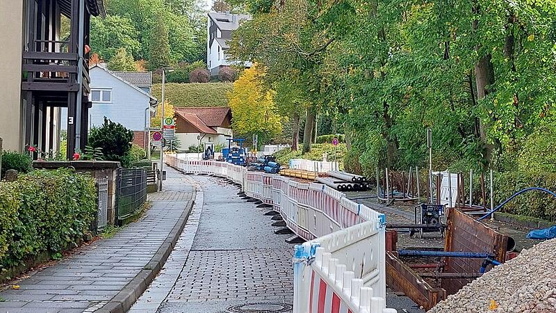 Die Parkstra&szlig;e erh&auml;lt am Ketschendorfer Schloss neue Gas- und Wasseranschl&uuml;sse und ist deshalb gesperrt. Doch es finden sich kaum Hinweise auf die Umleitungsstrecke. Die Stadt will das nun &auml;ndern.