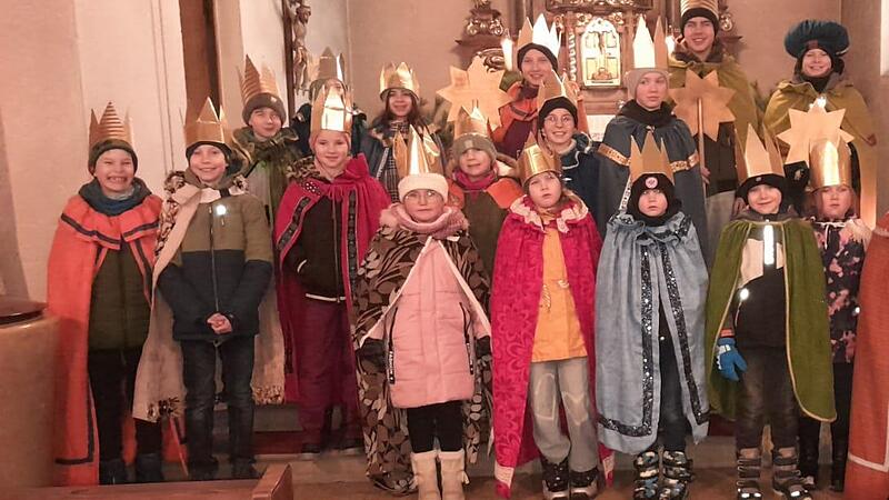 Die Sternsinger aus Katzenbach: Bereis um 8.30 Uhr  haben 19 M&auml;dchen und Jungen  (im Alter zwischen 6 und 14 Jahren) am Sternsingergottesdienst teilgenommen. Die Kinder durften ihn mit F&uuml;rbitten und Lesungen mitgestalten. Anschlie&szlig;end ging es bei ...