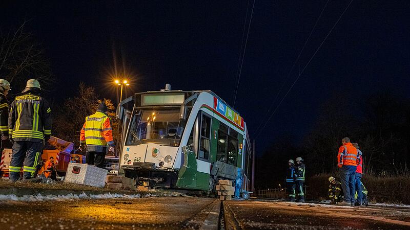 Streifenwagen kollidiert mit Stra&szlig;enbahn
