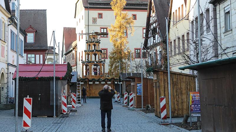 Die Buden-Gasse, die gerade noch zwischen   Rathausplatz und Kaiserpfalz      zu sehen ist, wird so nicht stehen bleiben.Forchheim & Fr&auml;nkische Schweiz