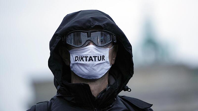 Der Verfassungsschutzbericht legt offen, dass die Gefahr durch Extremisten in Deutschland nicht nachgelassen hat. Jetzt mischen auch  Querdenker und „Spaziergänger“ mit, die gegen den Staat allgemein und Infektionsschutzmaßnahmen im Besonderen akt...