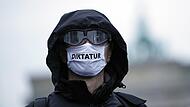 Der Verfassungsschutzbericht legt offen, dass die Gefahr durch Extremisten in Deutschland nicht nachgelassen hat. Jetzt mischen auch  Querdenker und „Spaziergänger“ mit, die gegen den Staat allgemein und Infektionsschutzmaßnahmen im Besonderen akt...