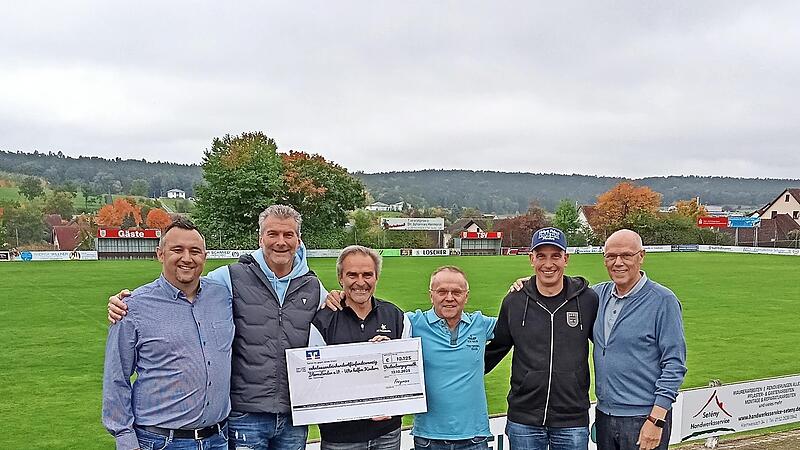 TSV-Vorsitzender Andreas Freymann, Markus von Aufse&szlig;, J&ouml;rg Tauchmann, Erich Lottes, Thomas Bochtler und TSV-Ehrenmitglied Adolf Wedel (v. l.) bei der Scheck&uuml;bergabe.