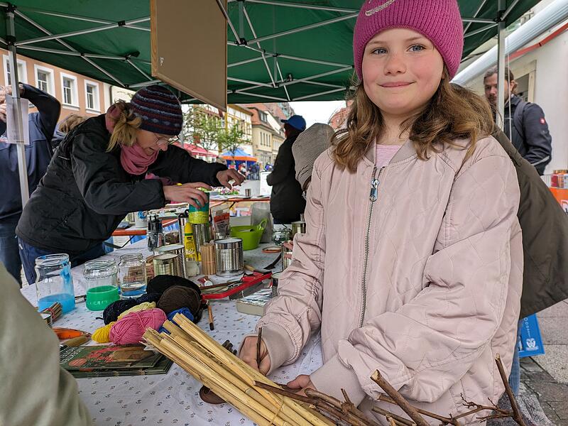 Mit Natur- und Abfallmaterialien: Lara (8) bastelte bei der NAJU Kindergruppe des LBV ein Insektenhotel.Earth Day Forchheim Mit Natur- und Abfallmaterialien: Lara (8) bastelte bei der NAJU Kindergruppe des LBV ein Insektenhotel.Earth Day Forchheim