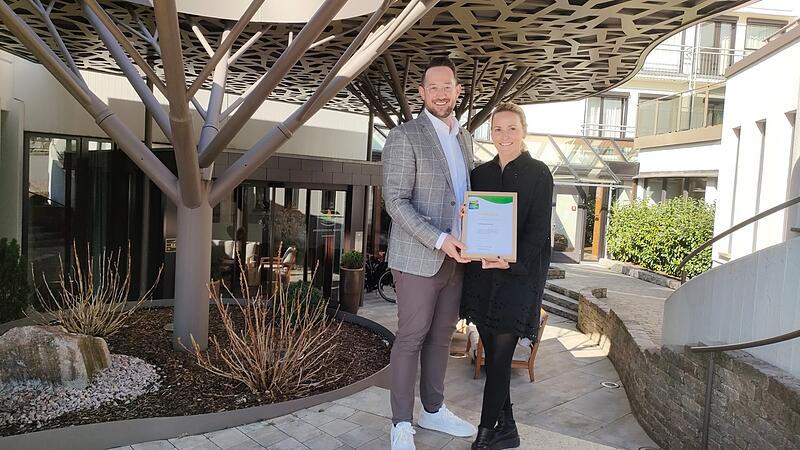 Carolin und Gregor Kunzmann erhielten ein Zertifikat des Umwelt- und Klimapakts BayernFasching in Waldfenster Carolin und Gregor Kunzmann erhielten ein Zertifikat des Umwelt- und Klimapakts Bayern