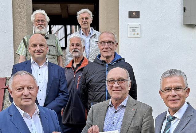 Einen Scheck über 5000 Euro überreichten Landrat Thomas Bold, Mitglied im Stiftungsrat der Sparkasse Bad Kissingen (l.), sowie Roland Friedrich, Vorstandsvorsitzender der Sparkassenstiftung Bad Kissingen (r.), an Martin Kuchler (Mitte). Mit auf de...