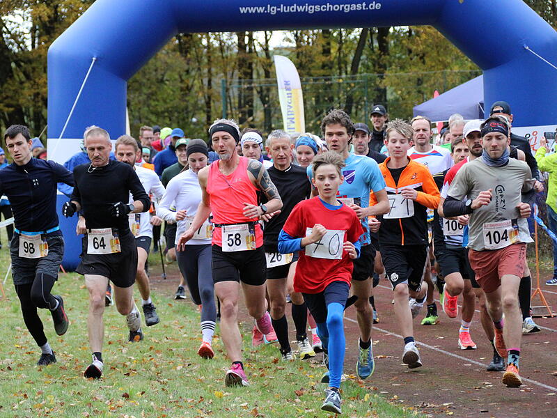 Trotz nasskaltem Herbstwetter lie&szlig;en sich die Sportler den Spa&szlig;  beim 38. Frankenwaldlauf der LG Ludwigschorgast nicht vermiesen.