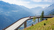 Schweiz Bergstra&szlig;e Alpen Passstra&szlig;e Panorama Autourlaub Europa Roadtrip Verkehrsregeln Tempolimit Geschwindigkeitskontrolle Blitzer Bu&szlig;geld Vignette Vignettenpflicht Maut Autobahn Transitroute Reiseplanung Mietwagen Autofahren Ausland Regeln Urlaub Sommerreise Kurven Serpentinen Natur Landschaft Bergpanorama Sicherheit Fahrweise Kontrolle Ordnung Schweizurlaub Reisecheck