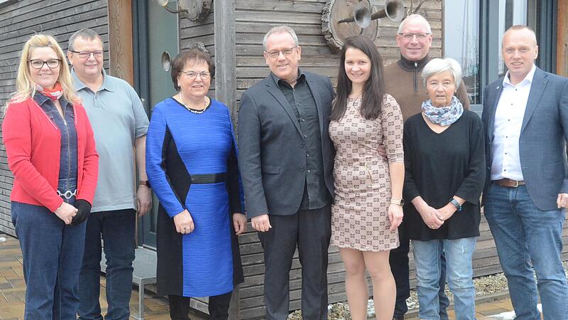 Holger Mück (Mitte) feierte 50. Geburtstag und freute sich über zahlreiche Gratulanten (von links): Barbara Klug (Schwester), Sigmund Keim (Tubist OHM), Monika Barnickel (Zweite Bürgermeisterin), Anja Mück, Alexander Klug (stellvertretender Kreisv... Holger Mück (Mitte) feierte 50. Geburtstag und freute sich über zahlreiche Gratulanten (von links): Barbara Klug (Schwester), Sigmund Keim (Tubist OHM), Monika Barnickel (Zweite Bürgermeisterin), Anja Mück, Alexander Klug (stellvertretender Kreisv...