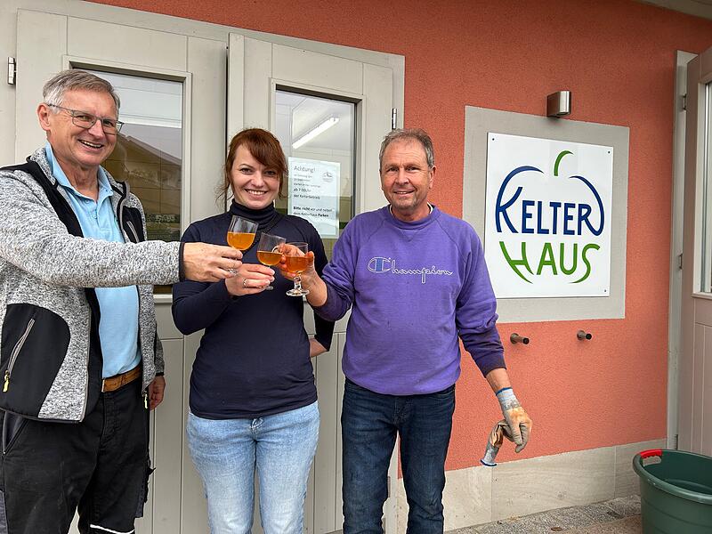 Stoßen an auf ein gutes Apfeljahr und eine tolle Rossacher Dorfgemeinschaft (von links): Thomas Ender, Katja Wolff und Rainer Stüllein.