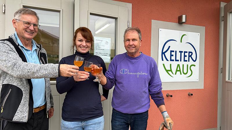 Sto&szlig;en an auf ein gutes Apfeljahr und eine tolle Rossacher Dorfgemeinschaft (von links): Thomas Ender, Katja Wolff und Rainer St&uuml;llein.
