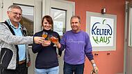 Stoßen an auf ein gutes Apfeljahr und eine tolle Rossacher Dorfgemeinschaft (von links): Thomas Ender, Katja Wolff und Rainer Stüllein.