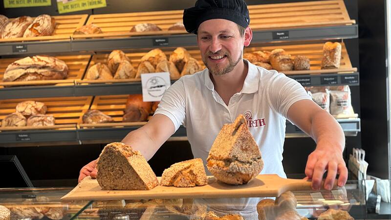 Mit seinem neuen Bergwacht-Brot unterst&uuml;tzt B&auml;ckermeister Matthias Wirth die Bergwacht. 50 Cent pro verkauftem Brot gehen als Spende an die Rettungsorganisation. Am Ende der Aktion will Wirth diesen Betrag noch verdoppeln.