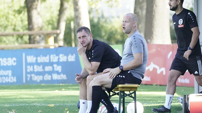 Sylvia-Coach Jakob Engelmann (rechts) mit neuer Kurzhaarfrisur mit Torwarttrainer Patrick Wyzgol.