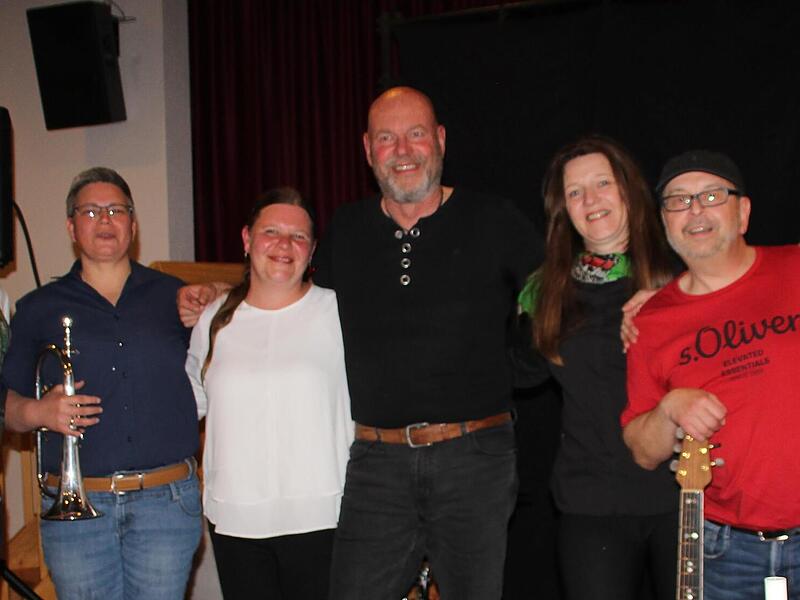 Unser Bild zeigt (von links) die Musikerinnen und Musiker: Pfarrvikar Karl Feser, Anke Stollberger, Manuela Gro&szlig;, J&uuml;rgen Ulsamer, Antje Arlt, Klaus Beck (Initiator) und Marius Werner.