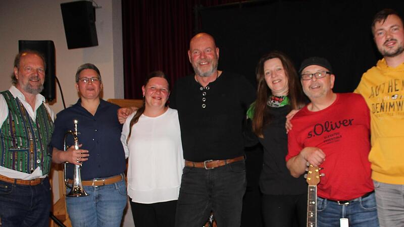 Unser Bild zeigt (von links) die Musikerinnen und Musiker: Pfarrvikar Karl Feser, Anke Stollberger, Manuela Gro&szlig;, J&uuml;rgen Ulsamer, Antje Arlt, Klaus Beck (Initiator) und Marius Werner.
