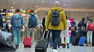 Passagiere mit Handgep&auml;ck