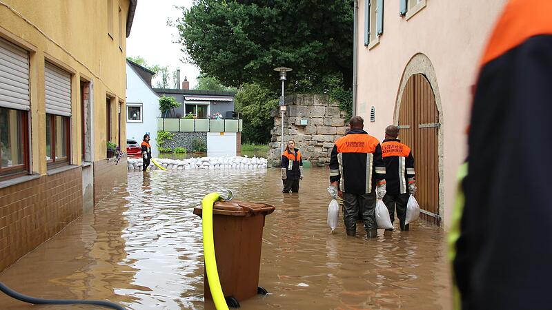 Die Sandsäcke kamen zu spät: Durch die Lücke in der  Stadtmauer (im Bildhintergrund) lief das Wasser in die Altstadt. Eine Schutzwand gegen Hochwasser  wird seit langem  diskutiert –   Fakten gibt es noch nicht.