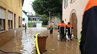 Die Sandsäcke kamen zu spät: Durch die Lücke in der  Stadtmauer (im Bildhintergrund) lief das Wasser in die Altstadt. Eine Schutzwand gegen Hochwasser  wird seit langem  diskutiert –   Fakten gibt es noch nicht.