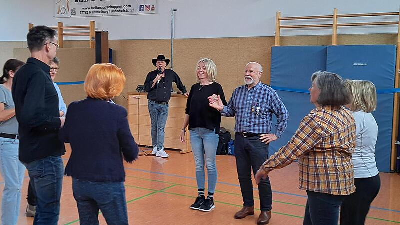 Sichtlich Spaß haben die Teilnehmerinnen und Teilnehmer beim Square-Dance im Hammelburger TV/DJK Vereinsheim. Sichtlich Spaß haben die Teilnehmerinnen und Teilnehmer beim Square-Dance im Hammelburger TV/DJK Vereinsheim.