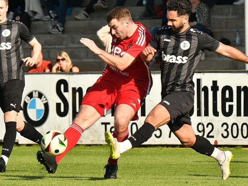 Nach Vorarbeit von Leon Holzheid zieht der Lichtenfelser Maximilian Pfadenhauer (links) aus 25 Metern ab und trifft in den Winkel des G&auml;stetores. Der Frammersbacher Johan Brahimi kommt zu sp&auml;t.