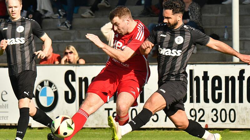Nach Vorarbeit von Leon Holzheid zieht der Lichtenfelser Maximilian Pfadenhauer (links) aus 25 Metern ab und trifft in den Winkel des G&auml;stetores. Der Frammersbacher Johan Brahimi kommt zu sp&auml;t.