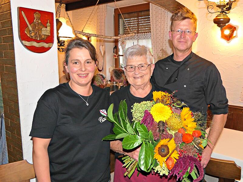 Seit 40 Jahren arbeitet Margit Schorr (Mitte) als Bedienung im Gasthaus B&uuml;hler in Kraisdorf und geh&ouml;rt l&auml;ngst fast schon zur Familie. Zum besonderen Jubil&auml;um gratulierten ihr die Wirtsleute Michaela Betz (links) und Stefan Betz (rechts) mit einem ...