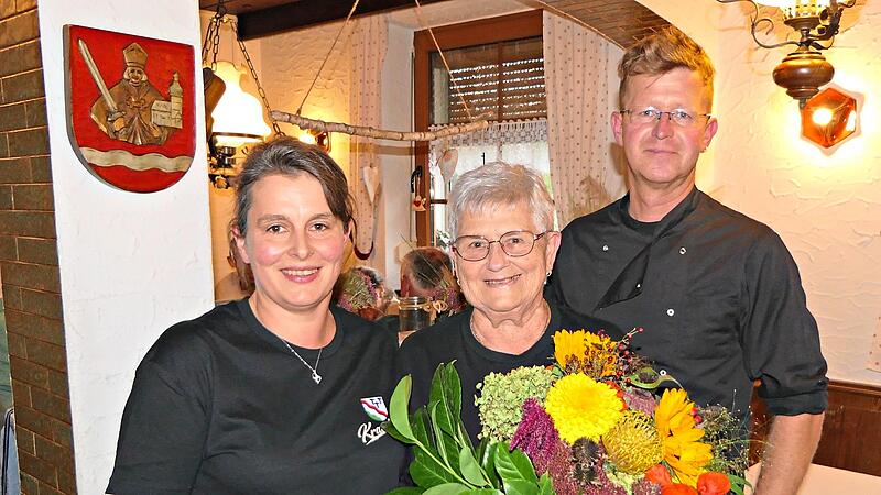 Seit 40 Jahren arbeitet Margit Schorr (Mitte) als Bedienung im Gasthaus B&uuml;hler in Kraisdorf und geh&ouml;rt l&auml;ngst fast schon zur Familie. Zum besonderen Jubil&auml;um gratulierten ihr die Wirtsleute Michaela Betz (links) und Stefan Betz (rechts) mit einem ...