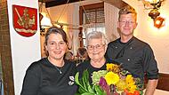 Seit 40 Jahren arbeitet Margit Schorr (Mitte) als Bedienung im Gasthaus B&uuml;hler in Kraisdorf und geh&ouml;rt l&auml;ngst fast schon zur Familie. Zum besonderen Jubil&auml;um gratulierten ihr die Wirtsleute Michaela Betz (links) und Stefan Betz (rechts) mit einem ...