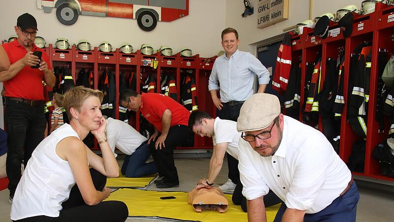 Ganz schön schweißtreibend, so eine Reanimation. Landrat Sebastian Straubel (CSU)  gewann die Wette beim Jubiläum der „First Responder“.