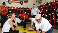 Ganz schön schweißtreibend, so eine Reanimation. Landrat Sebastian Straubel (CSU)  gewann die Wette beim Jubiläum der „First Responder“.
