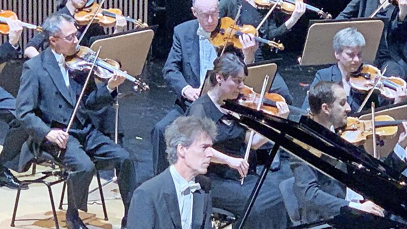 Pianist Bernd Glemser war der Solist des 6. Sinfoniekonzertes, das in Kooperation mit den Musikfreunden stattfand. Pianist Bernd Glemser war der Solist des 6. Sinfoniekonzertes, das in Kooperation mit den Musikfreunden stattfand.