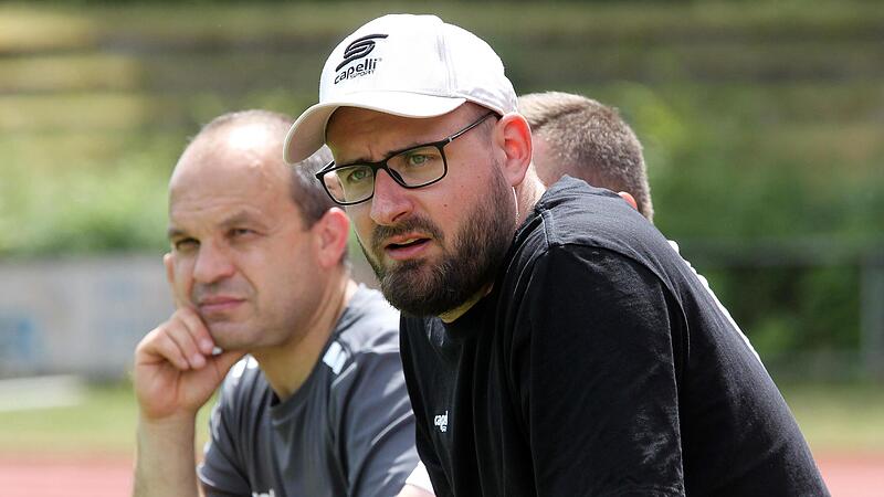 Die Hinrunde ist absolviert: Trainer Jan Gernlein (r.) und der FC Eintracht Bamberg haben bereits 17 Spiele in der Regionalliga Bayern absolviert &ndash; und sich immer besser an das gestiegene Niveau gew&ouml;hnt.