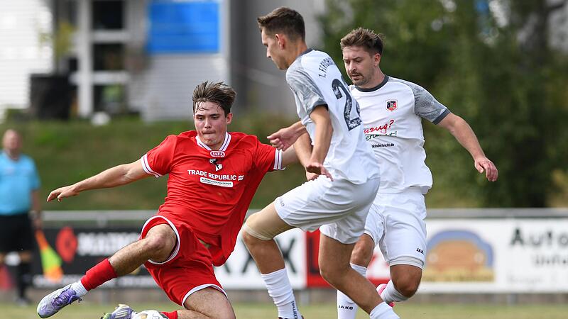 Daniel Werb (l.) und der TV Haßfurt haben nach dem Aufstieg auch das zweite Bezirksliga-Spiel gegen Ex-Landesligist FC Fuchsstadt mit 2:0 gewonnen. Ryan Evans Daniel Werb (l.) und der TV Haßfurt haben nach dem Aufstieg auch das zweite Bezirksliga-Spiel gegen Ex-Landesligist FC Fuchsstadt mit 2:0 gewonnen. Ryan Evans