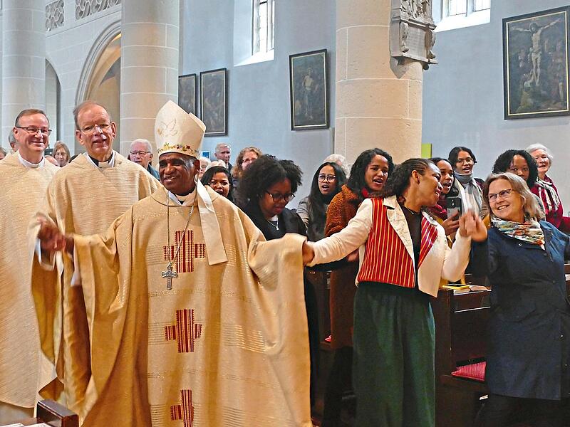 Der Festgottesdienst in der St. Johannes-Kirche geleitete fr&ouml;hlich in den Nachmittag: Kardinal D&eacute;sir&eacute; Tsarahazana, &bdquo;Missio&ldquo;-Pr&auml;sident Wolfgang Huber und Stadtpfarrer Albert M&uuml;ller bewegten sich im Rhythmus von Musik aus Madagaskar.Marion Kr&uuml;ger-Hu...