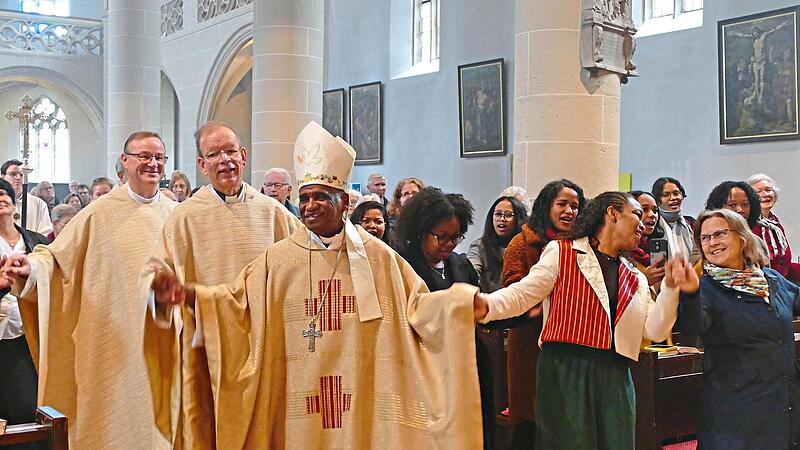 Der Festgottesdienst in der St. Johannes-Kirche geleitete fröhlich in den Nachmittag: Kardinal Désiré Tsarahazana, „Missio“-Präsident Wolfgang Huber und Stadtpfarrer Albert Müller bewegten sich im Rhythmus von Musik aus Madagaskar.Marion Krüger-Hu... Der Festgottesdienst in der St. Johannes-Kirche geleitete fröhlich in den Nachmittag: Kardinal Désiré Tsarahazana, „Missio“-Präsident Wolfgang Huber und Stadtpfarrer Albert Müller bewegten sich im Rhythmus von Musik aus Madagaskar.Marion Krüger-Hu...