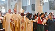 Der Festgottesdienst in der St. Johannes-Kirche geleitete fr&ouml;hlich in den Nachmittag: Kardinal D&eacute;sir&eacute; Tsarahazana, &bdquo;Missio&ldquo;-Pr&auml;sident Wolfgang Huber und Stadtpfarrer Albert M&uuml;ller bewegten sich im Rhythmus von Musik aus Madagaskar.Marion Kr&uuml;ger-Hu...