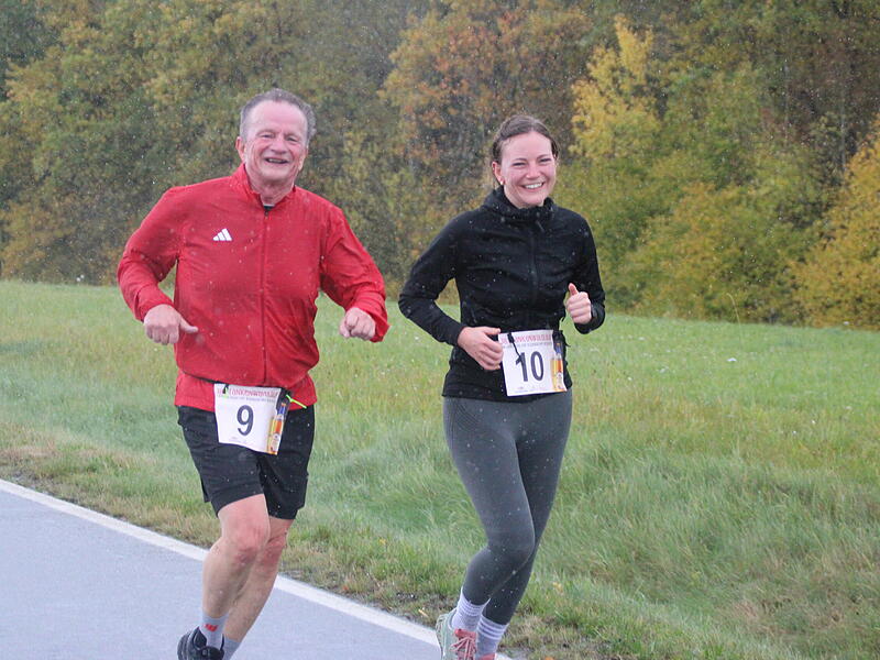 Trotz nasskaltem Herbstwetter lie&szlig;en sich die Sportler den Spa&szlig;  beim 38. Frankenwaldlauf der LG Ludwigschorgast nicht vermiesen.